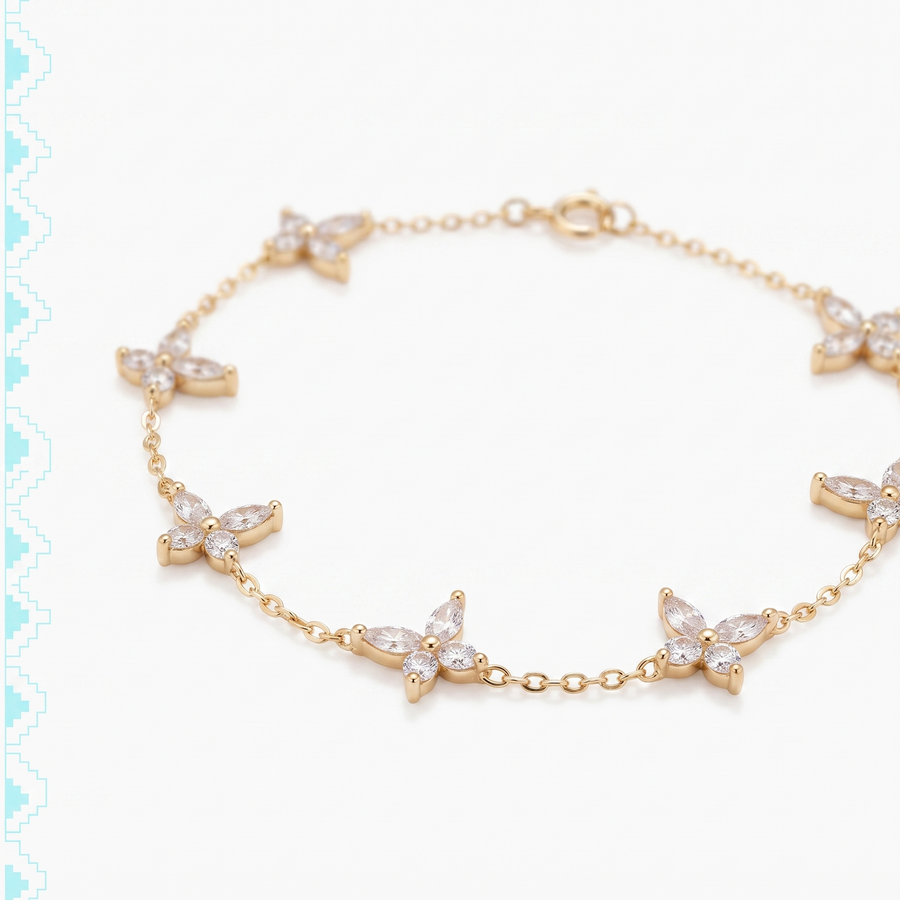 Gros plan du bracelet Panchay en vermeil or 18 carats sur argent 925, chaîne fine et motifs fleurs alignés