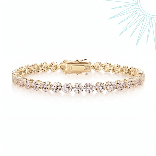 Bracelet Illa en vermeil or 18 carats sur argent 925 à plat sur fond blanc, fleurs serties alignées et fermoir