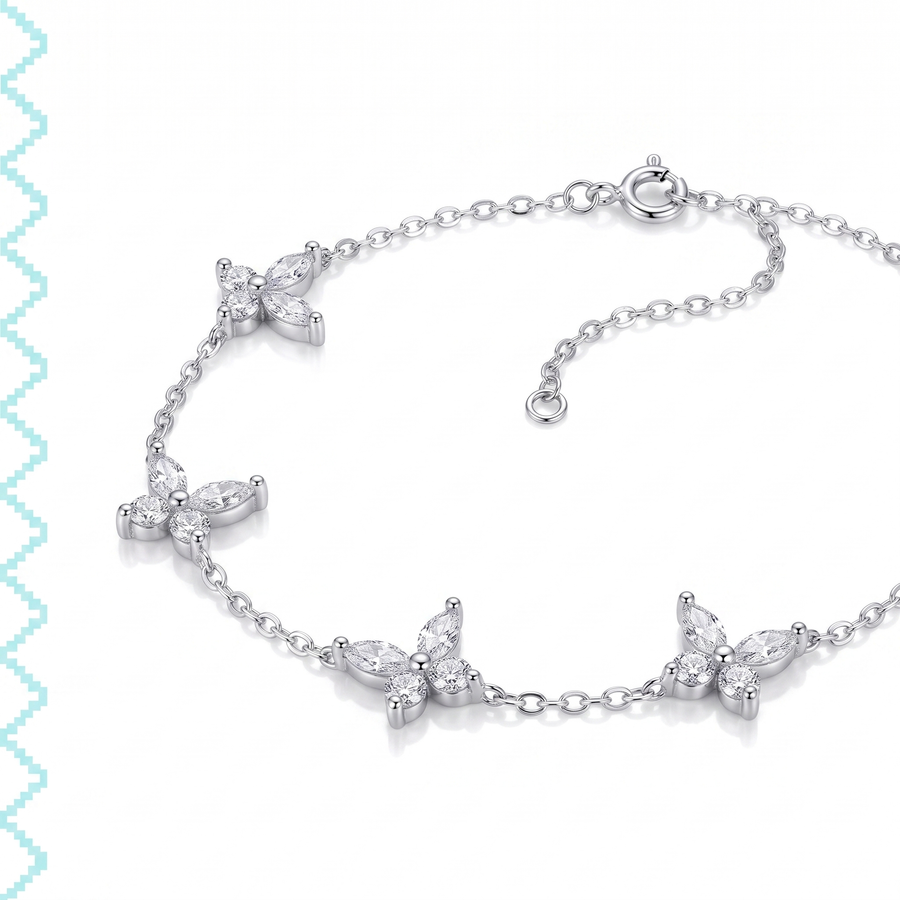 Gros plan sur la chaîne et la rallonge du bracelet Panchay en argent sterling 925, quatre motifs fleurs