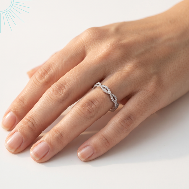 Bague Muyta en argent sterling 925 portée à l'annulaire, main posée sur fond clair