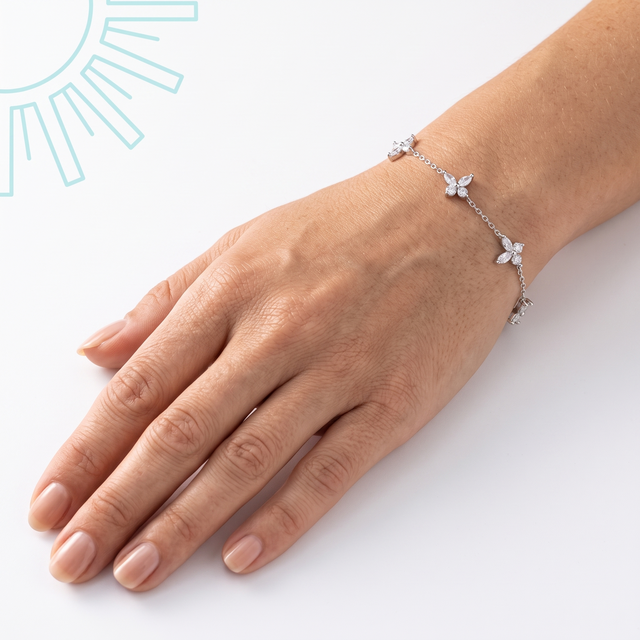 Bracelet Panchay en argent sterling 925 porté au poignet, main posée sur fond blanc