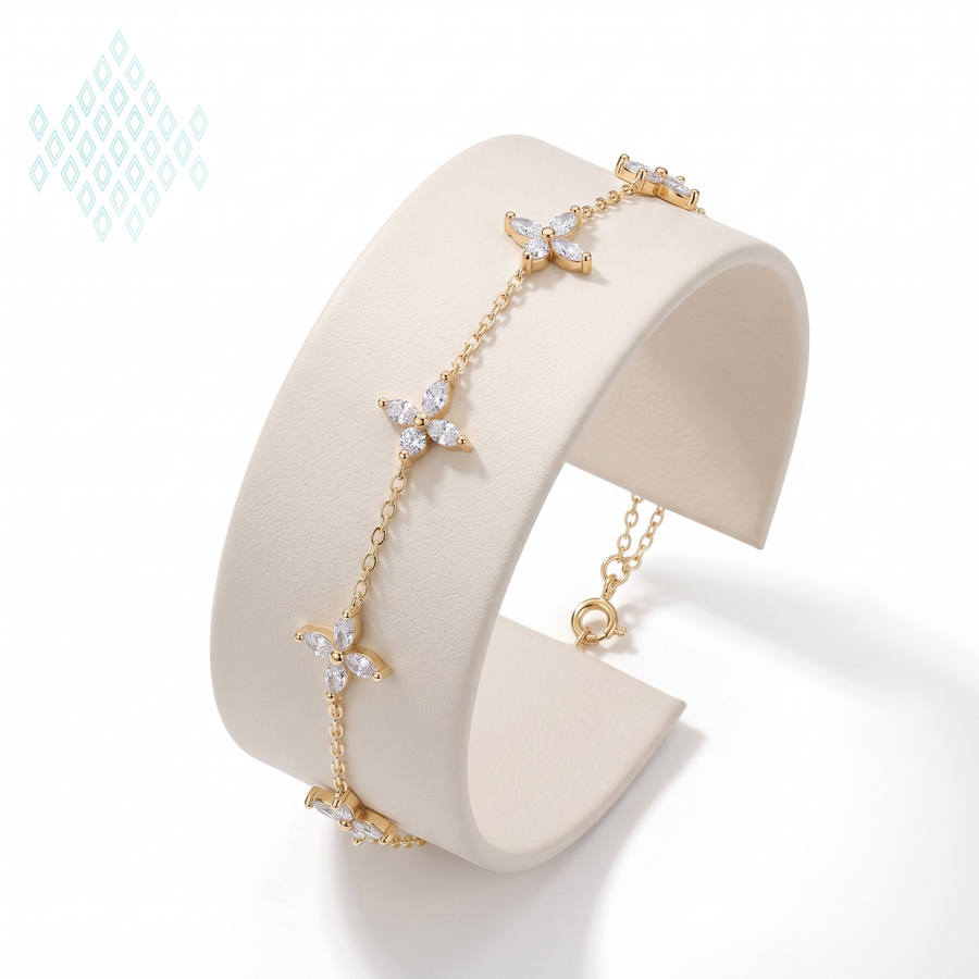 Bracelet Panchay en vermeil or 18 carats sur argent 925 présenté sur un buste d'exposition beige, vue de trois quarts