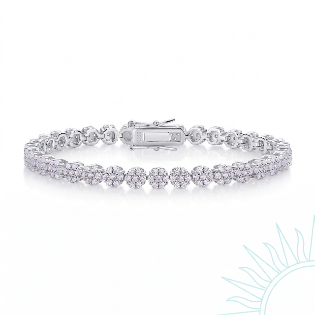 Bracelet Illa en argent sterling 925 à plat sur fond blanc, rang de fleurs serties et fermoir central