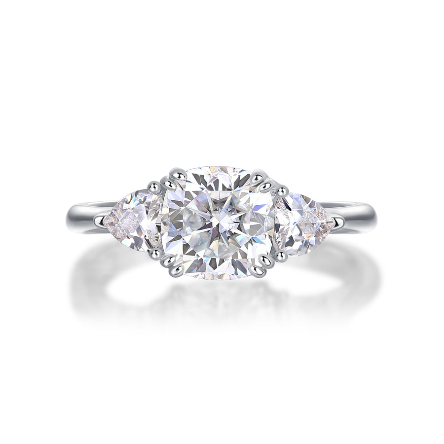 Gros plan sur la pierre centrale de la bague Ñusta en argent sterling 925, griffes et anneau fin visibles