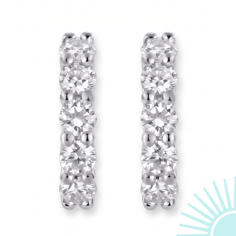 Boucles d'oreilles Aquira en argent sterling 925, gros plan sur l'alignement de pierres serties