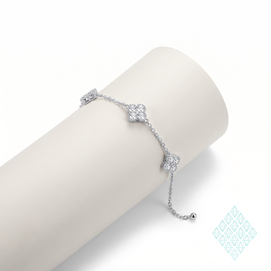 Bracelet Amaranta en argent sterling 925 présenté sur un buste cylindrique, réglage à bille visible