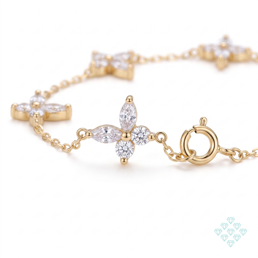 Macro sur le fermoir rond et une fleur en pierres du bracelet Panchay en vermeil or 18 carats sur argent 925