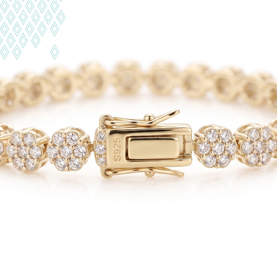 Gros plan sur le fermoir du bracelet Illa en vermeil or 18 carats sur argent 925 et ses fleurs pavées