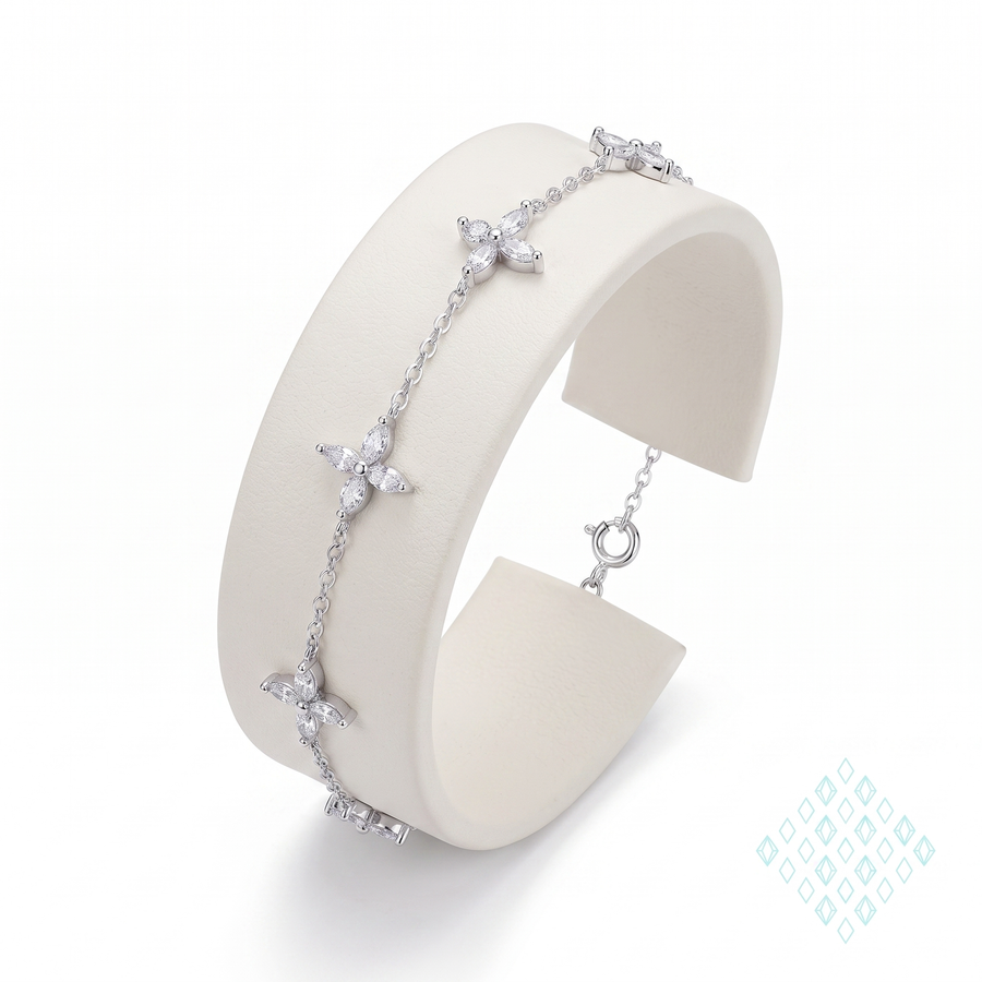 Bracelet Panchay en argent sterling 925 présenté sur un buste d'exposition beige, vu de trois quarts