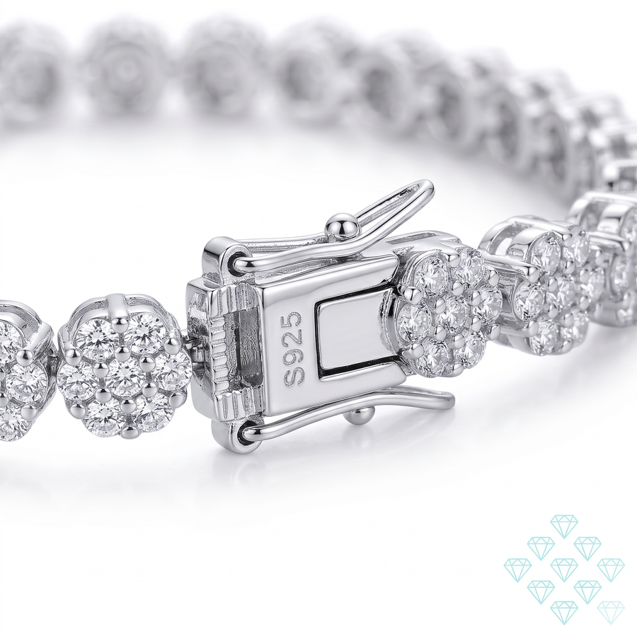 Gros plan sur le fermoir du bracelet Illa en argent sterling 925, poinçon S925 visible