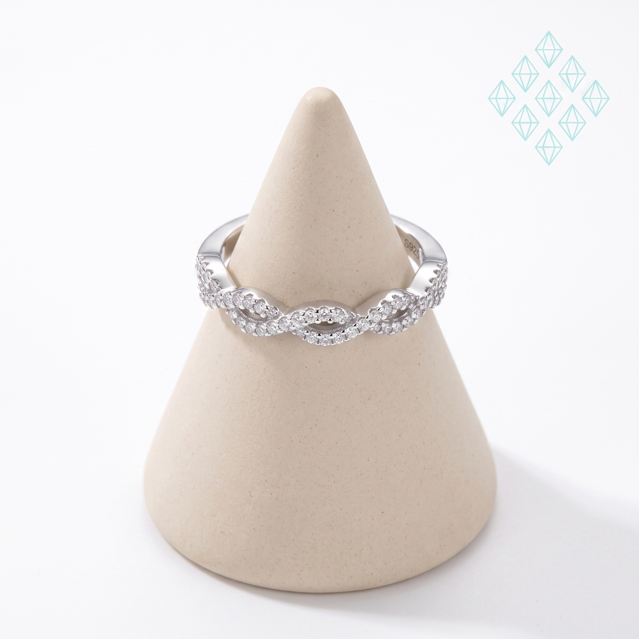 Bague Muyta en argent sterling 925 présentée sur un cône beige, torsade tournée vers l'objectif