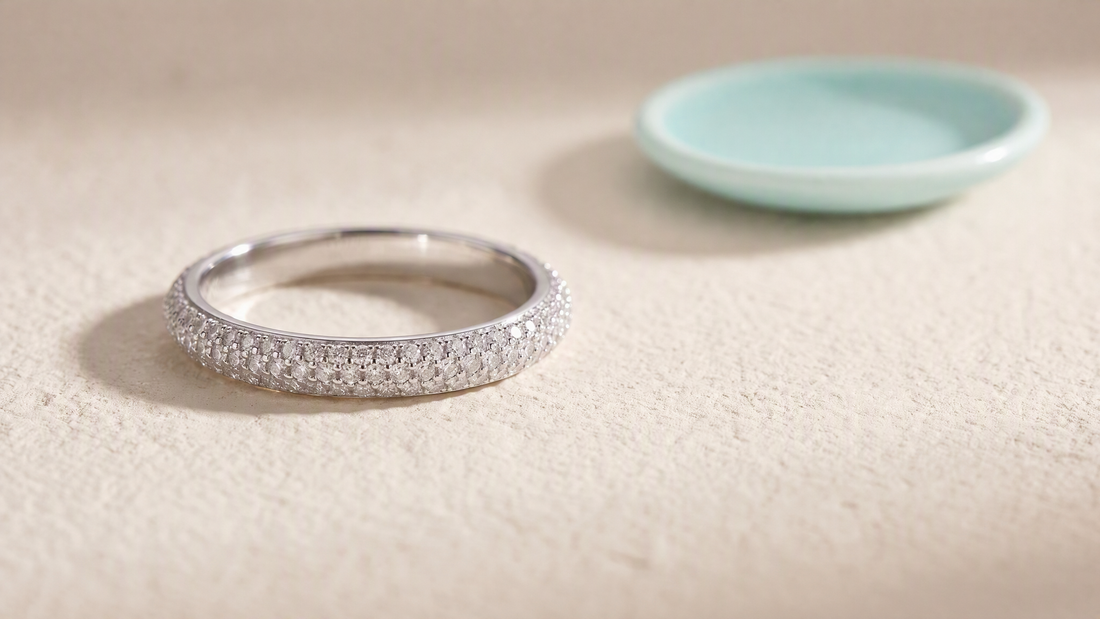 Bague en argent sterling 925 posée près d'une coupelle en céramique menthe