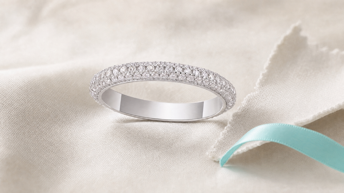 Bague en argent sterling sur un tissu crème, chiffon de polissage et ruban menthe