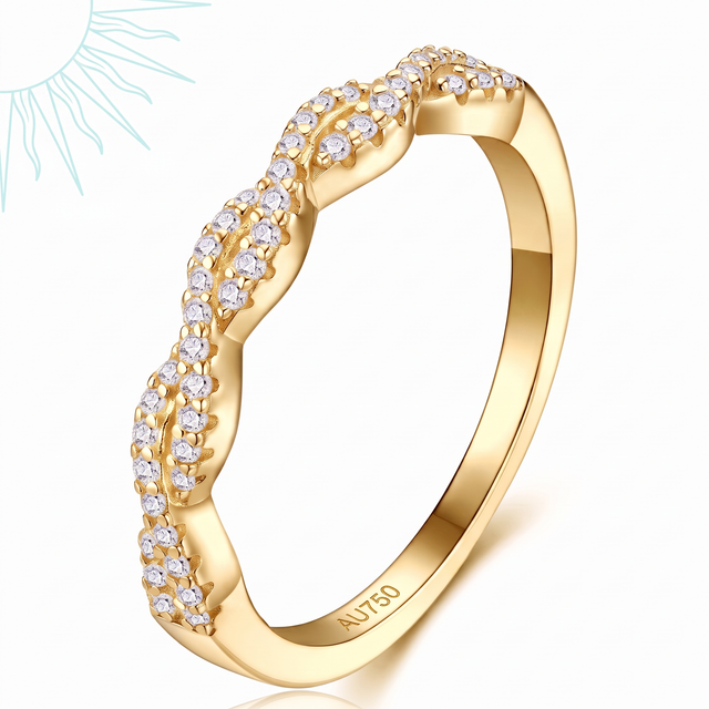 Bague Muyta en vermeil or 18 carats sur argent 925, torsade pavée vue de trois quarts sur fond blanc