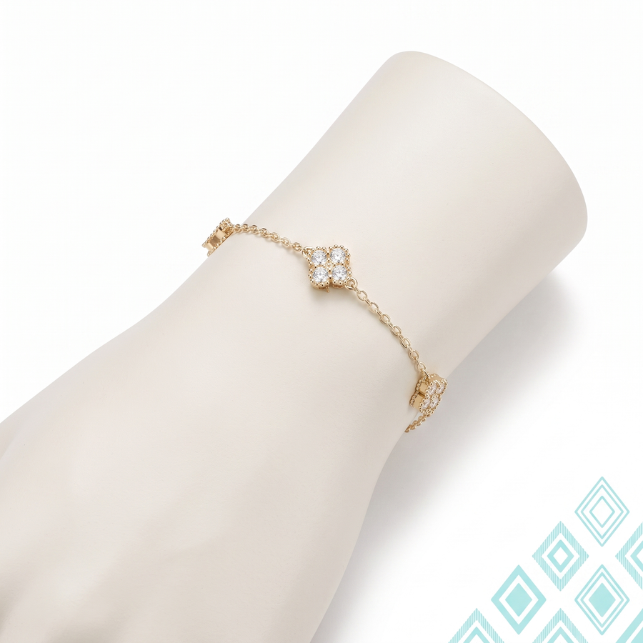 Bracelet Amaranta en vermeil or 18 carats sur argent 925 présenté sur un buste cylindrique, gros plan sur le motif