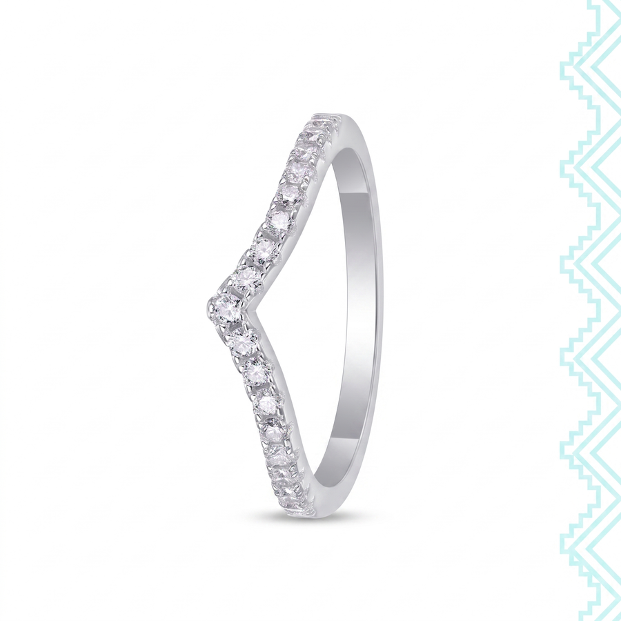 Bague Lucera en argent sterling 925, vue de trois quarts montrant la pointe du chevron