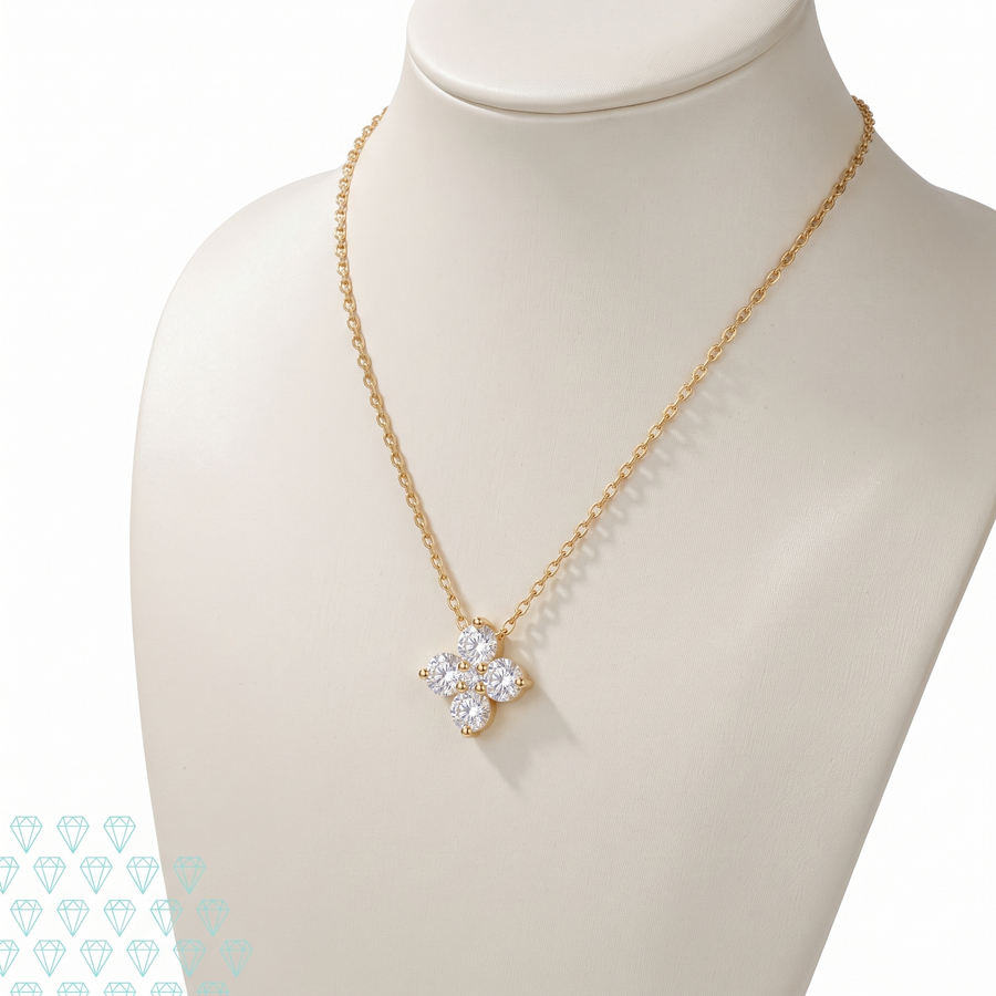 Collier Azucena en vermeil or 18 carats sur argent 925 présenté sur un buste de présentation écru