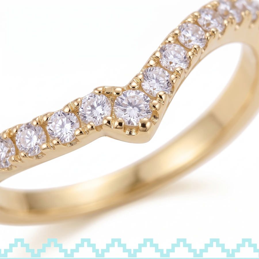 Bague Lucera en vermeil or 18 carats sur argent 925, gros plan sur le pavage de pierres du chevron