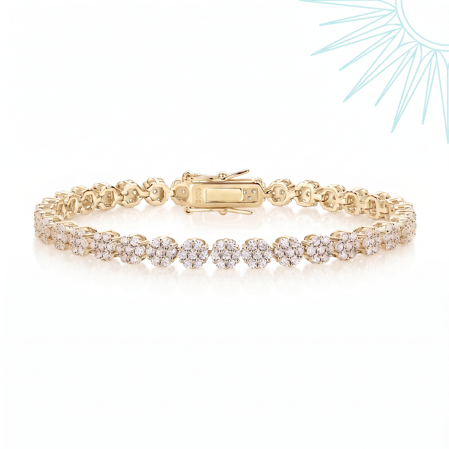 Bracelet Illa en vermeil or 18 carats sur argent 925 à plat sur fond blanc, fleurs serties alignées et fermoir