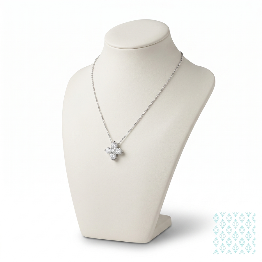 Collier Azucena en argent sterling 925 présenté sur un buste de présentation écru