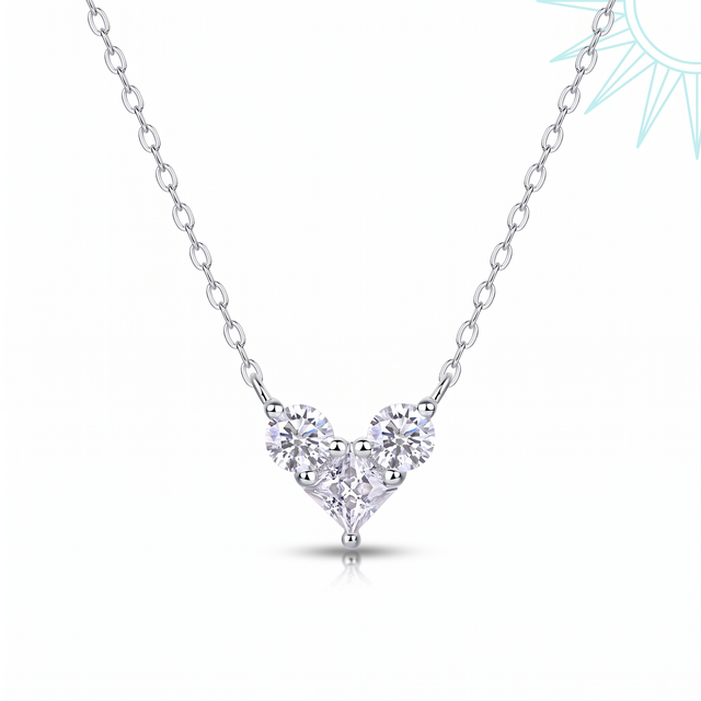 Collier Munay en argent sterling 925, pendentif coeur en moissanite vu de face sur fond blanc