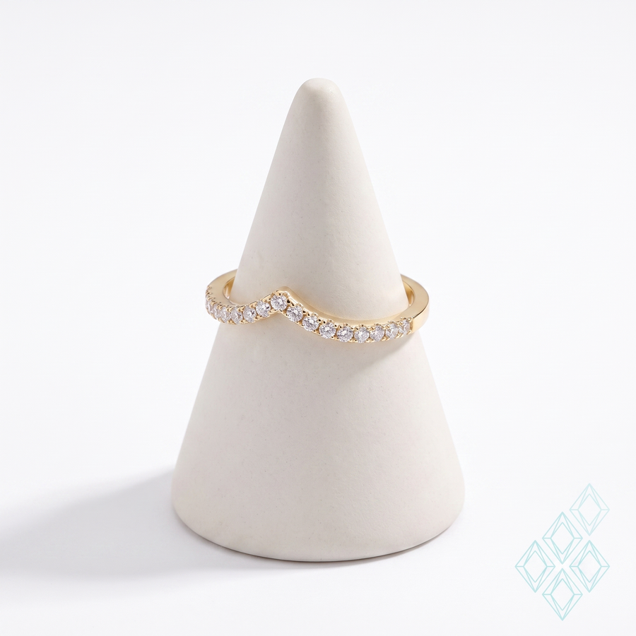 Bague Lucera en vermeil or 18 carats sur argent 925 posée sur un cône présentoir écru