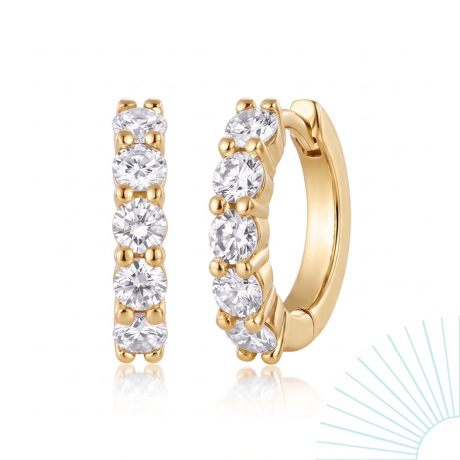 Boucles d'oreilles créoles Aquira en vermeil or 18 carats sur argent 925, paire de trois quarts sur fond neutre
