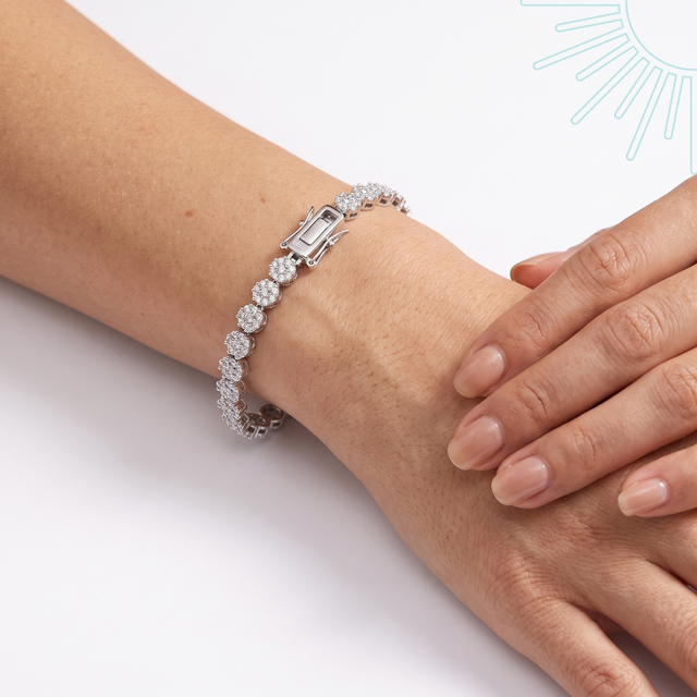 Bracelet Illa en argent sterling 925 porté au poignet, mains posées l'une sur l'autre