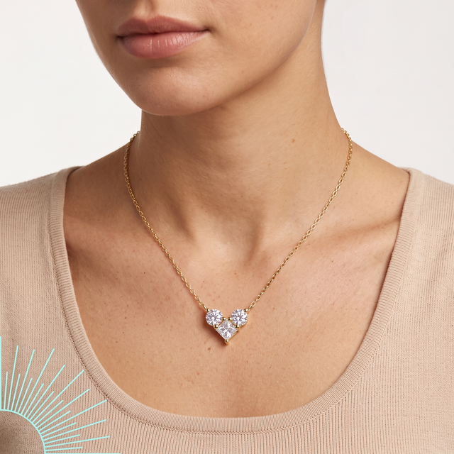Collier Munay en vermeil or 18 carats sur argent 925 porté au cou par une femme, pendentif près de la clavicule
