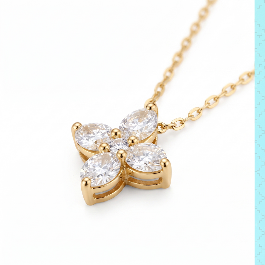 Gros plan de trois quarts sur le pendentif fleur du collier Azucena en vermeil or 18 carats sur argent 925