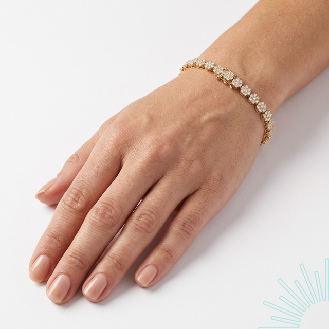 Bracelet Illa en vermeil or 18 carats sur argent 925 porté au poignet, main posée sur une table claire