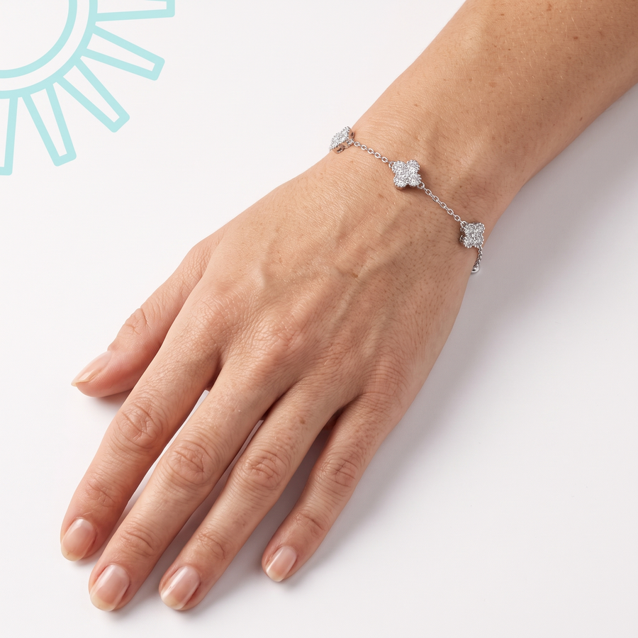 Bracelet Amaranta en argent sterling 925 porté au poignet, main posée sur fond clair