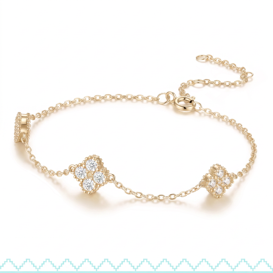 Vue rapprochée des motifs trèfle du bracelet Amaranta en vermeil or 18 carats sur argent 925