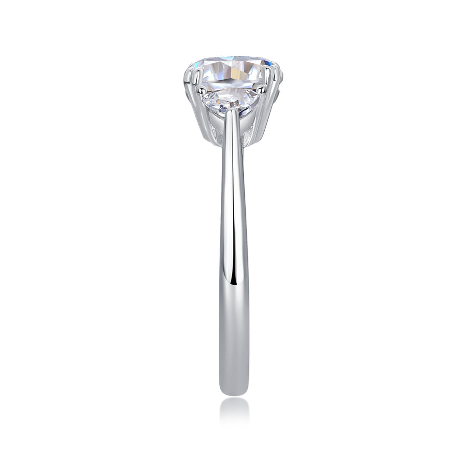 Bague Ñusta en argent sterling 925 vue de profil, anneau lisse et monture haute sur fond neutre
