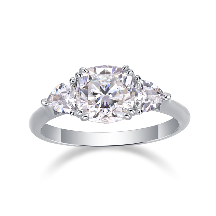 Bague Ñusta en argent sterling 925, vue de face sur fond blanc, pierre centrale ronde entourée de deux pierres latérales