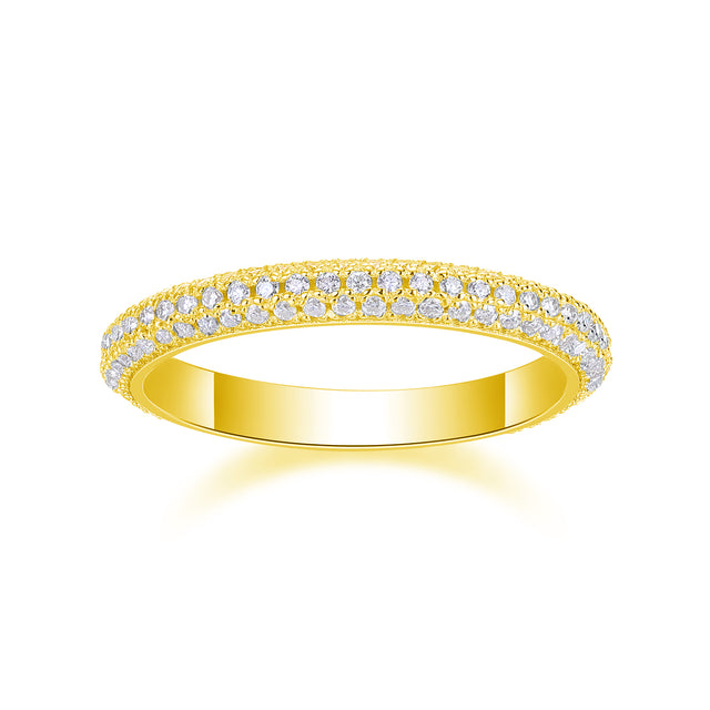 Bague Nemya en vermeil or 18 carats sur argent 925, anneau posé à plat sur fond neutre, pavé de moissanites