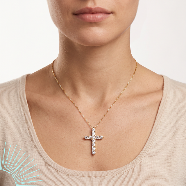 Collier Jerovia en vermeil or 18 carats sur argent 925 porté au cou, croix centrée sur un haut beige