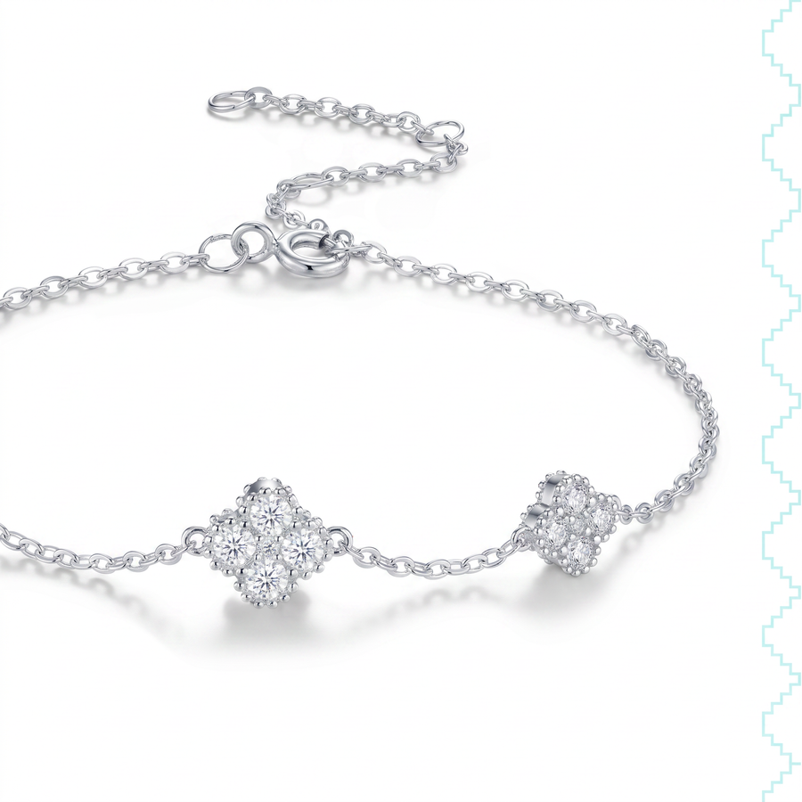 Gros plan sur deux motifs trèfle sertis de pierres du bracelet Amaranta en argent sterling 925