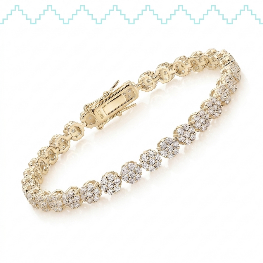 Bracelet Illa en vermeil or 18 carats sur argent 925 vu en diagonale, maillons fleuris scintillants sur fond clair