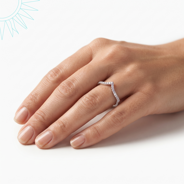 Bague Lucera en argent sterling 925 portée à l'annulaire d'une main féminine
