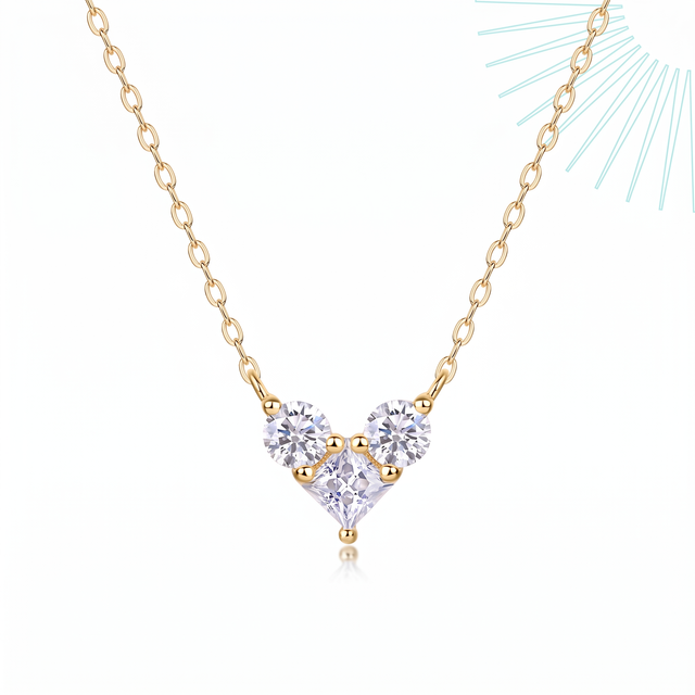 Collier Munay en vermeil or 18 carats sur argent 925, pendentif coeur en moissanite vu de face sur fond clair