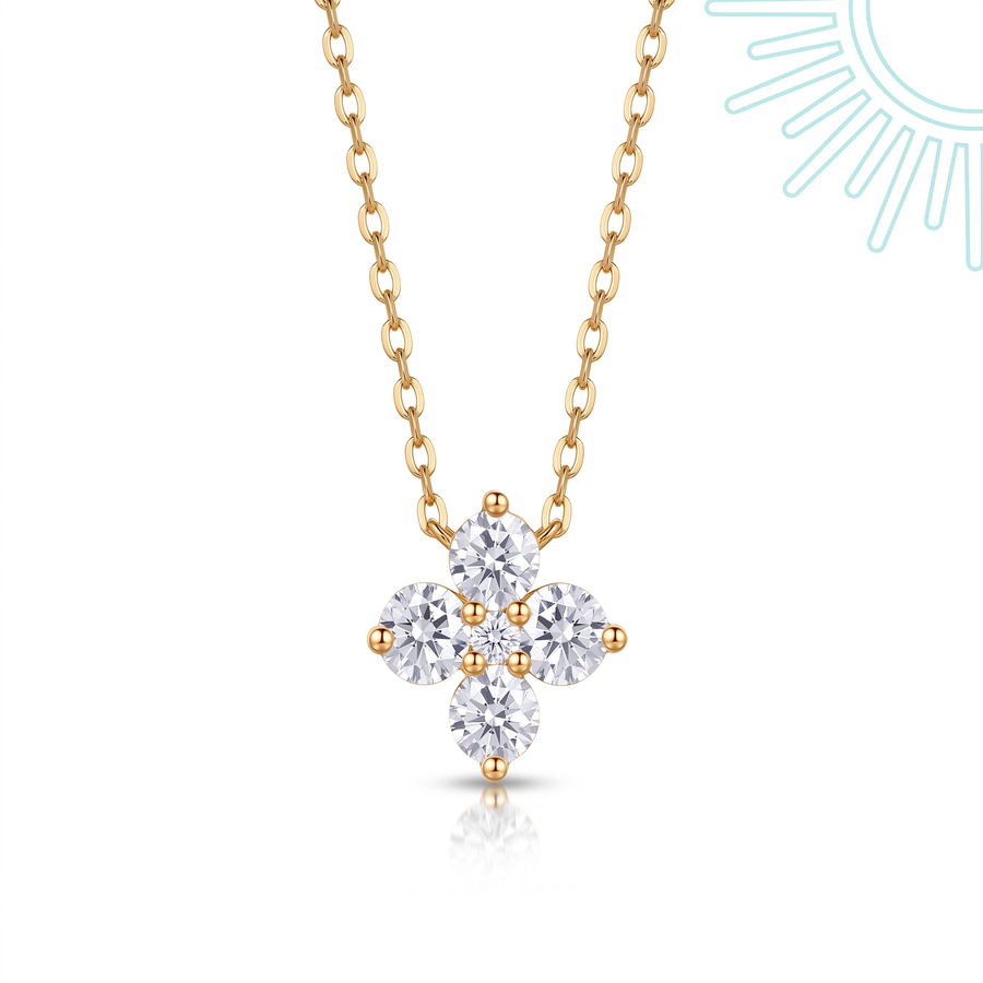 Collier Azucena en vermeil or 18 carats sur argent 925, pendentif fleur à quatre pierres vu de face sur fond neutre