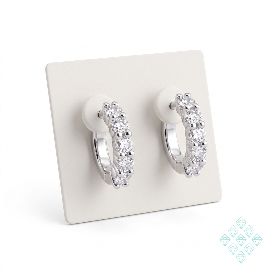 Boucles d'oreilles Aquira en argent sterling 925 présentées sur un support carré ivoire