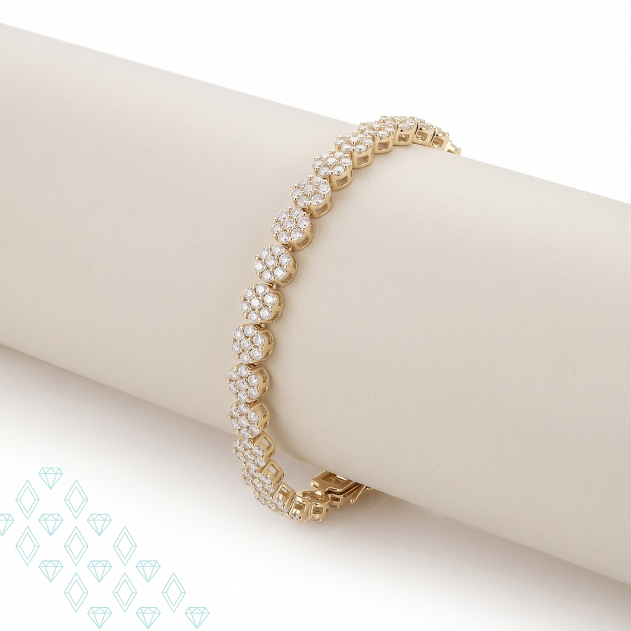 Bracelet Illa en vermeil or 18 carats sur argent 925 enroulé sur un cylindre de présentation beige, vue de profil