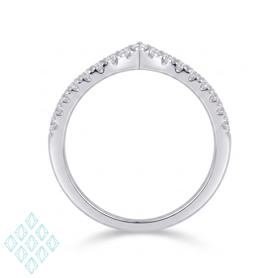Bague Lucera en argent sterling 925, vue de profil, anneau debout sur fond clair