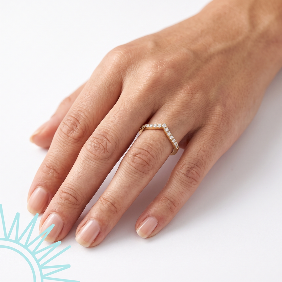 Bague Lucera en vermeil or 18 carats sur argent 925 portée à l'annulaire, main posée à plat