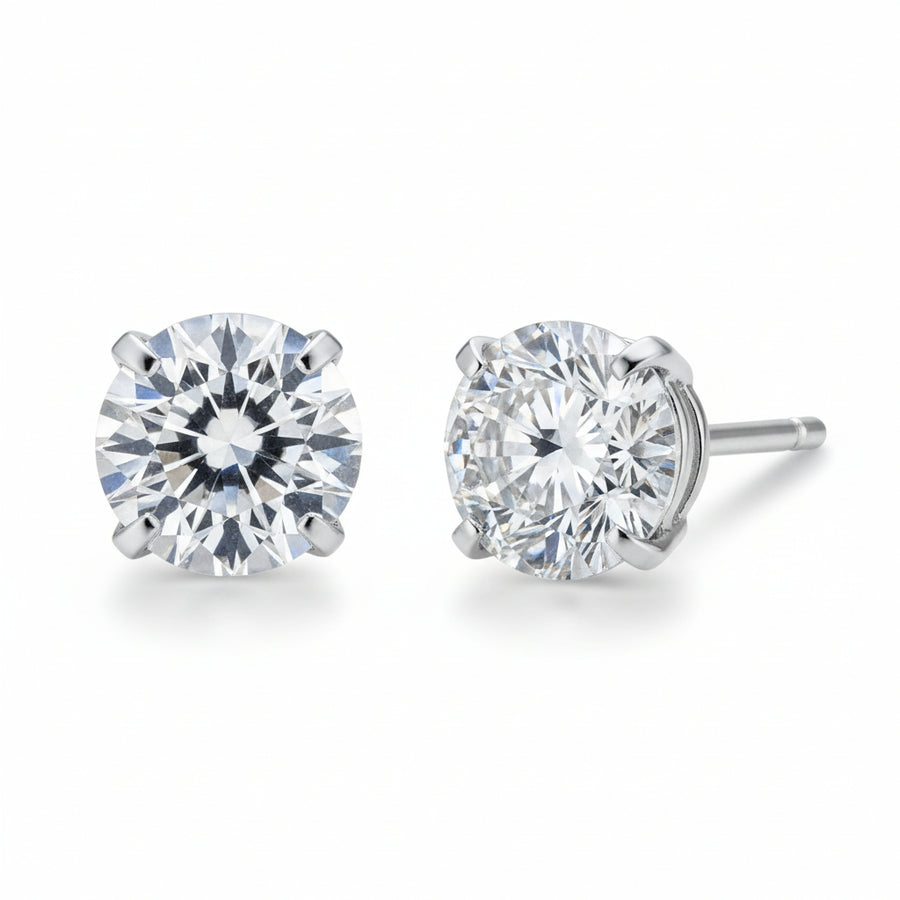 Boucles d'oreilles Araì en argent sterling 925, puces à quatre griffes vues de face sur fond blanc
